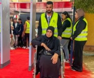 سيدة على كرسى متحرك تدلى بصوتها بانتخابات مجلس النواب بلجان الشيخ زايد