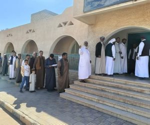 طوابير أمام اللجان الانتخابية بمطروح وتواجد الشباب لمساعدة كبار السن