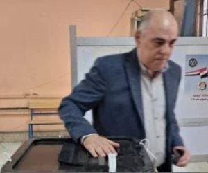 عبد الله غراب وزير البترول الأسبق يدلى بصوته فى انتخابات مجلس النواب بالدقى