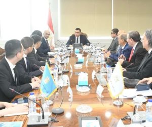 وزير الإسكان يلتقي وفداً من شركة جيانجسو فينجاي الصينية لبحث فرص التعاون بملف تحلية مياه البحر