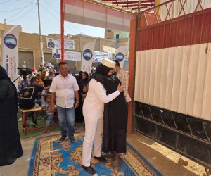 سيدة تحضنن الشرطه النسائيه بعد الاقتراع بصوتها فى أحد لجان اسوان 