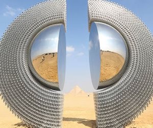 فنانون من مختلف دول العالم يضعون أعمالهم التشكيلية أمام الأهرامات