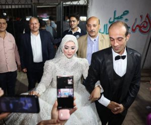 عروسان يتوجهان للتصويت بانتخابات مجلس النواب 2025 فى الجيزة (صور)