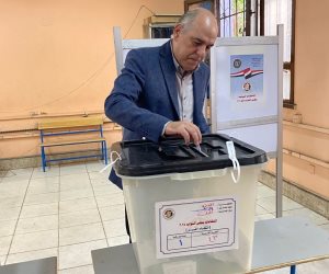 عبدالله غراب يدلي بصوته في مدرسة بدر بالدقي ويحث المواطنين على المشاركة