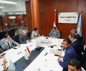 محافظ مطروح يتفقد سير العملية الانتخابية بعدد من مقار اللجان (صور)