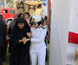 الشرطة النسائية تساعد الناخبات فى دخول لجان انتخابات أسوان (صور)