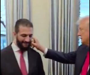 الرئيس ترامب يمازح الشرع ويقدم له عطرا هدية (فيديو)