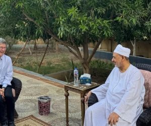 شيخ الأزهر يستقبل المفكر العالمي جيفري ساكس بمنزله في الأقصر