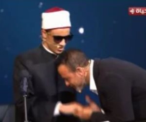 مصطفى حسني يترك مقعده ويقبّل يد المتسابق محمد أحمد حسن بدولة التلاوة