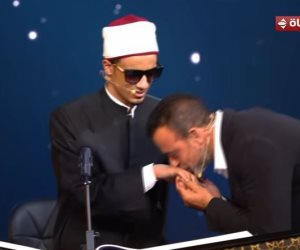 الداعية مصطفى حسني يقبل يد متسابق تقديرا لموهبة الشباب في تلاوة القرآن الكريم