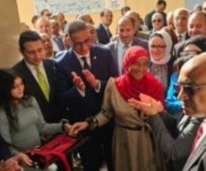 وزيرة التضامن تفوض عاملة بمصنع غزل الفيوم لقص شريط افتتاح مجمع وحدات