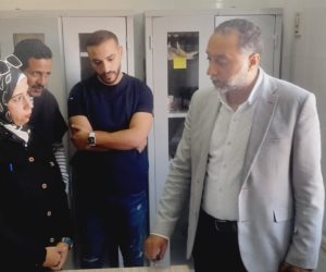 "وكيل صحة شمال سيناء" يتفقد انتظام العمل والفرق الطبية بقرية  المنجم ويوجه بتوفير مستلزمات الأسنان وكراسي للمرضى (صور )