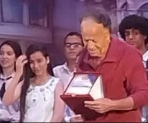 ظهور استثنائي لمطرب الأطفال طلعت عطية في حفل تخرج مواهب مصر.. فيديو