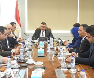 وزير الإسكان يتابع الاشتراطات والضوابط والمعايير الخاصة بالإعلانات على الطرق العامة والمحاور