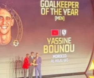 الحضرى يسلم ياسين بونو جائزة أفضل حارس فى أفريقيا 2025 ضمن جوائز الكاف