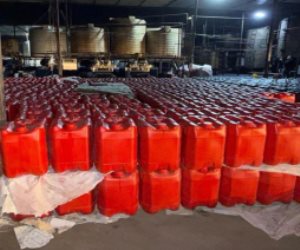 ضبط مصنع غير مرخص لإعادة تدوير الزيوت المستعملة بالجيزة