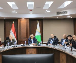 محافظ الجيزة يناقش مشروع إعادة تخطيط «عزبة الصفيح» بأبو رواش في كرداسة