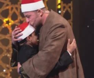 الشيخ طه النعمانى يقبل رأس المتسابق محمد القلاجى بـ دولة التلاوة