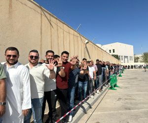 الجالية المصرية بالأردن تحتشد أمام سفارتها للمشاركة فى انتخابات النواب