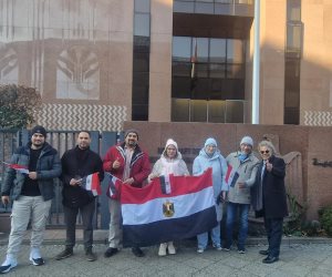 رافعين الأعلام المصرية.. استمرار توافد أبناء الجالية المصرية على سفارة مصر بألمانيا في اليوم الثاني للتصويت بانتخابات مجلس النواب