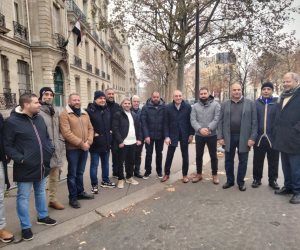 السفير التقط معهم الصور التذكارية.. استمرار توافد أبناء الجالية المصرية على سفارة مصر بباريس في اليوم الثاني للتصويت بانتخابات مجلس النواب