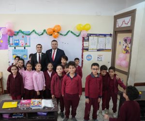 مدير نيابة المنزلة يدعم الطفلة حور "ضحية التنمر" ويصطحبها للمدرسة ويوزع الحلوى على التلاميذ