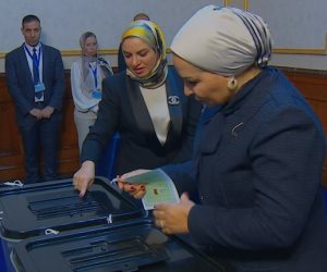 السيدة انتصار السيسى تدلى بصوتها فى انتخابات مجلس النواب