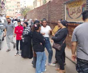 اصطفاف النساء رفقة أبنائهن في طوابير اللجان الانتخابية بعين شمس