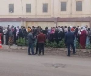 انتخابات البرلمان .. طوابير أمام مقار لجان حلوان للإدلاء بأصواتهم فى العملية الانتخابية