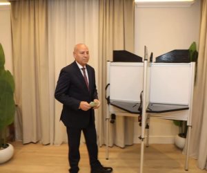 محافظ القاهرة يدلي بصوته في انتخابات مجلس النواب بلجنة مدرسة القناة بالمعادي