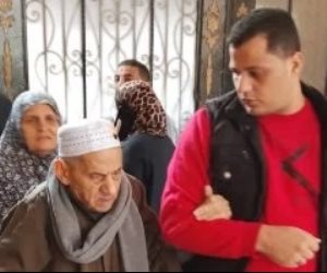 حدث في لجنة بالمطرية .. موظف لجنة يساعد مسن الدخول للإدلاء بصوته بسبب اصراره علي المشاركة .. صور