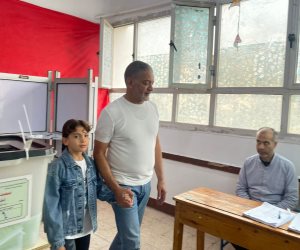 الفنان مجدى بدر يدلى بصوته فى انتخابات النواب برفقة ابنته.. صور