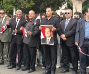 تجمعات للناخبين بمحيط لجان مدرسة بمصر الجديدة بأعلام مصر وصور الرئيس السيسى 