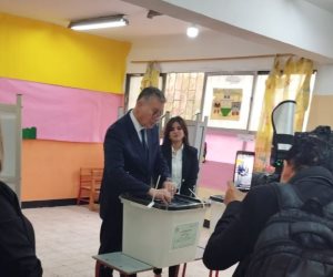 وزير البترول يدلي بصوته في انتخابات النواب بالتجمع الخامس