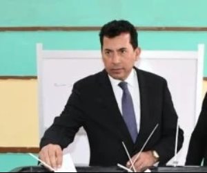 وزير الشباب والرياضة يدلى بصوته فى انتخابات مجلس النواب بالشروق