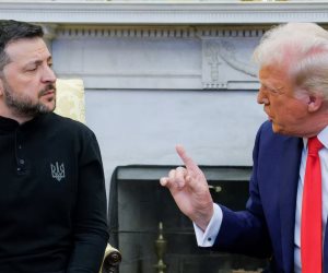 واشنطن تهدد كييف بوقف كامل المساعدات.. وروسيا تصعد على الحدود الأوكرانية