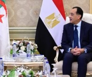 رئيس الوزراء يستقبل الوزير الأول للجزائر بمطار القاهرة الدولى