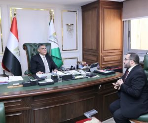 محافظ الجيزة يناقش مع مدير «التأمين الصحي» مشروع تطوير العيادات