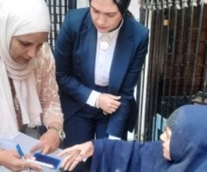 رئيسة لجنة فرعية بالقليوبية تنزل لسيدة مسنة لمساعدتها في التصويت بالانتخابات