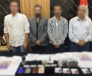 ضبط 4 أشخاص بحوزتهم كروت دعائية ومبالغ مالية أمام لجان الانتخابات بروض الفرج بالقاهرة