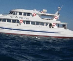 إنقاذ 30 شخصا بينهم 21 سائحا بعد شحوط لنش سياحي أثناء رحلة غوص بمرسى علم 