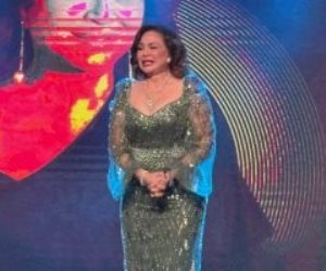 إلهام شاهين باكية بحفل افتتاح مهرجان شرم الشيخ: نحن جيل اجتهد كثيرًا وتحمّل صعوبات البدايات وتعب السنين لم يذهب هدرا