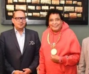 الكينج سفيرا للجنة الأولمبية.. ياسر إدريس يهدى محمد منير قلادة العظماء