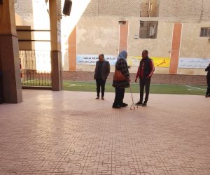 بالعكاز والإصرار.. سيدة مسنة تتحدى ظروفها وتدلي بصوتها بالمطرية وسط دعم من موظفي اللجنة