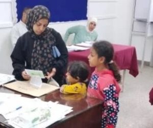 الناخبون يصطحبون أبناءهم خلال عملية التصويت فى عين شمس والمطرية.. صور
