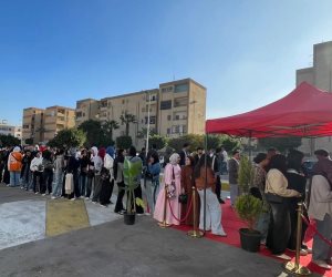 توافد الناخبين الي اللجان البرلمانية من أمام الدائرة السادسة مقرها القاهرة الجديدة