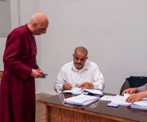 رئيس أساقفة الكنيسة الأسقفية يُدلي بصوته في انتخابات مجلس النواب