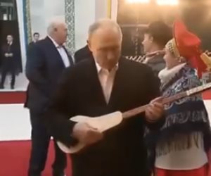 الرئيس الروسى فلاديمير بوتين يعزف على آلة الكوموز فى قرغيزستان