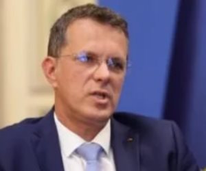 وزير الدفاع الرومانى يستقيل بعد فضيحة سيرته الذاتية.. اعرف التفاصيل