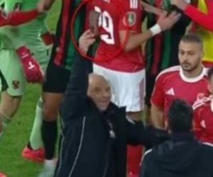 "آلة حادة" وزجاجات مياه سبب أزمة مباراة الأهلي والجيش الملكي المغربي